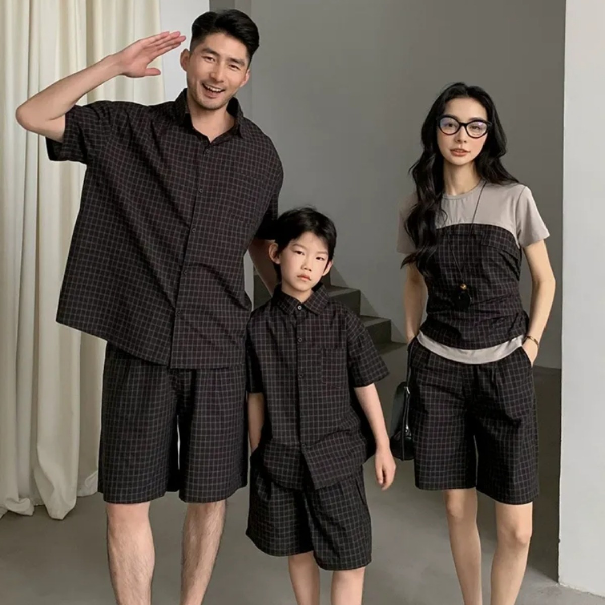 親子ペアルック ダークチェック柄 ファミリーセットアップ（半袖シャツ＆フェイクレイヤード）