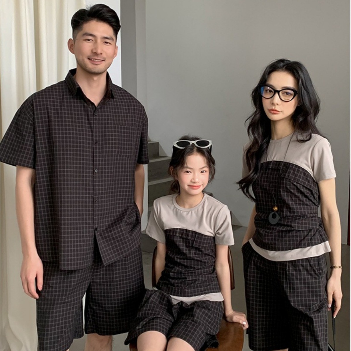 親子ペアルック ダークチェック柄 ファミリーセットアップ（半袖シャツ＆フェイクレイヤード）
