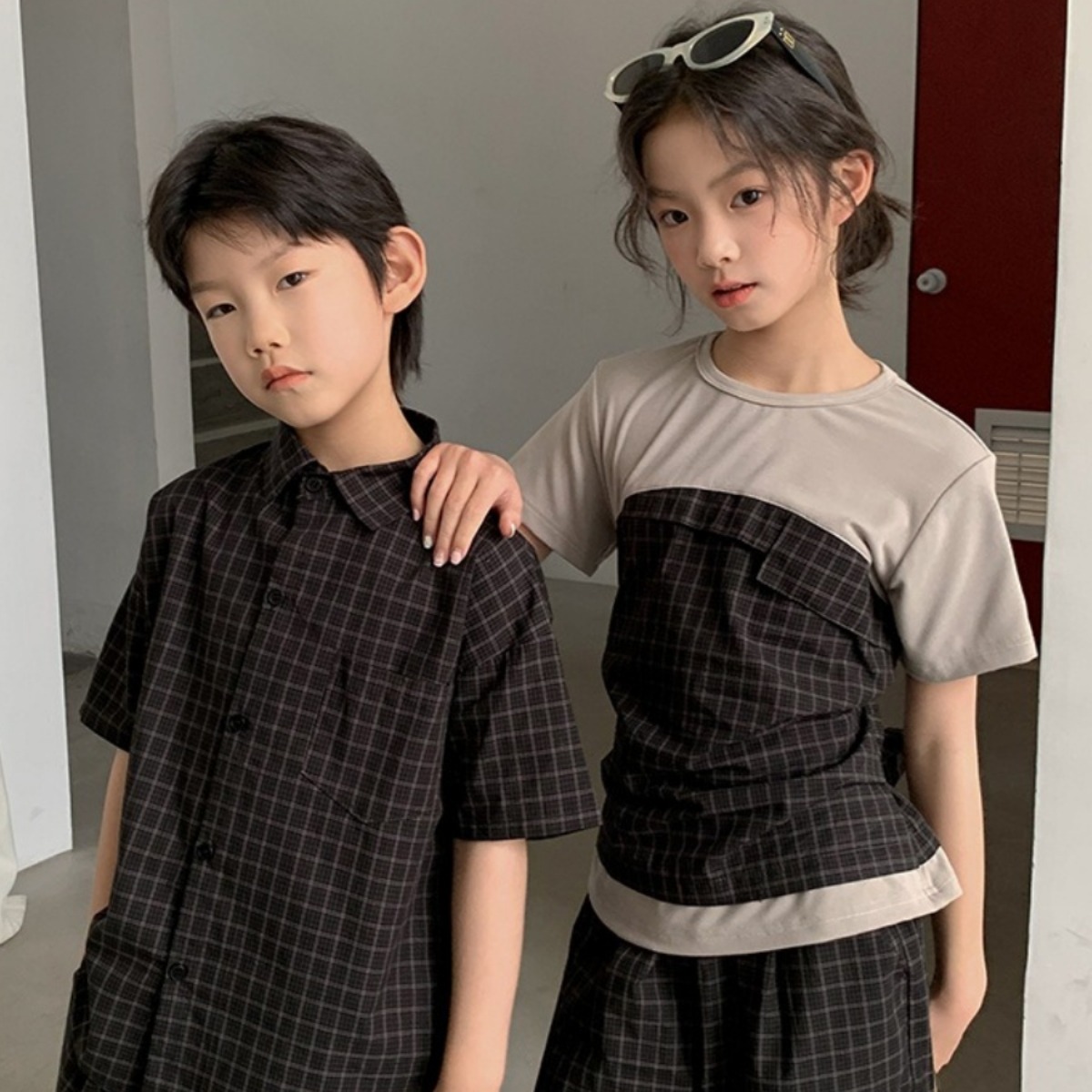 親子ペアルック ダークチェック柄 ファミリーセットアップ（半袖シャツ＆フェイクレイヤード）