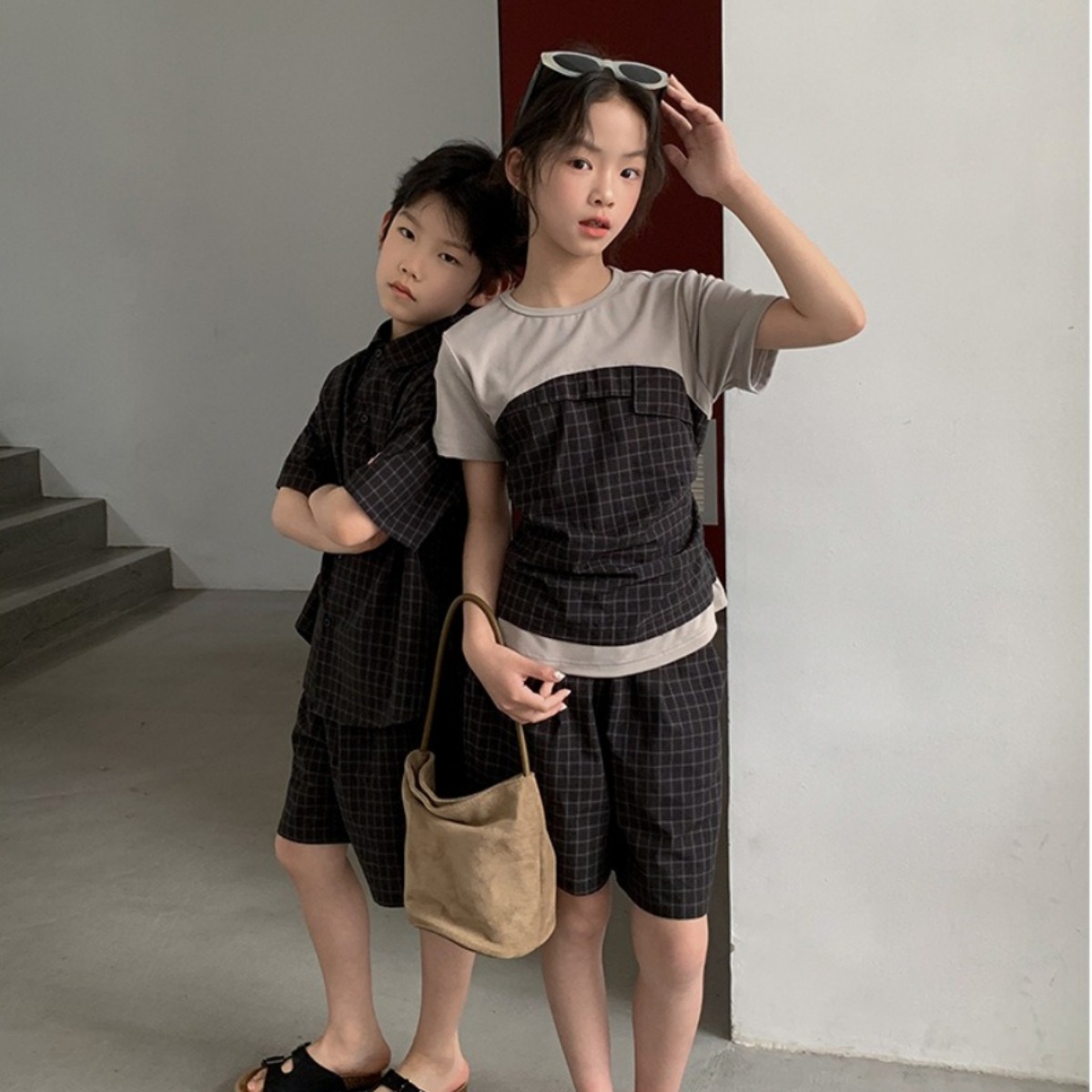 親子ペアルック ダークチェック柄 ファミリーセットアップ（半袖シャツ＆フェイクレイヤード）