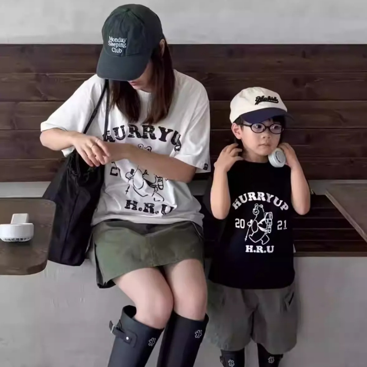 親子ペアルック ハイキングベア ヴィンテージ風 カレッジロゴTシャツ