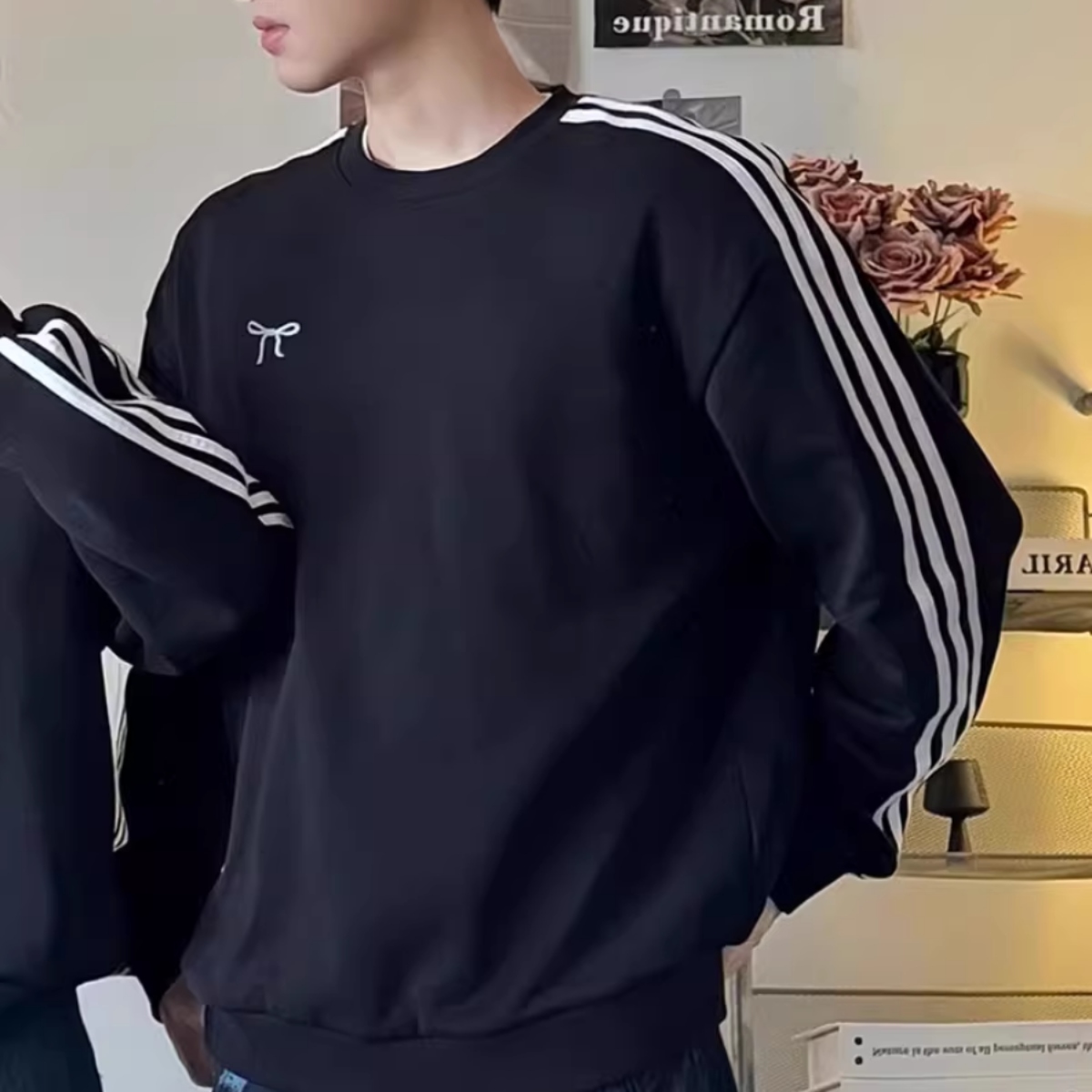 カップルペアルック ブラックトレーナー 袖ライン×リボンレース