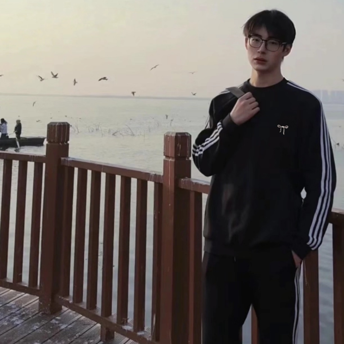 カップルペアルック ブラックトレーナー 袖ライン×リボンレース