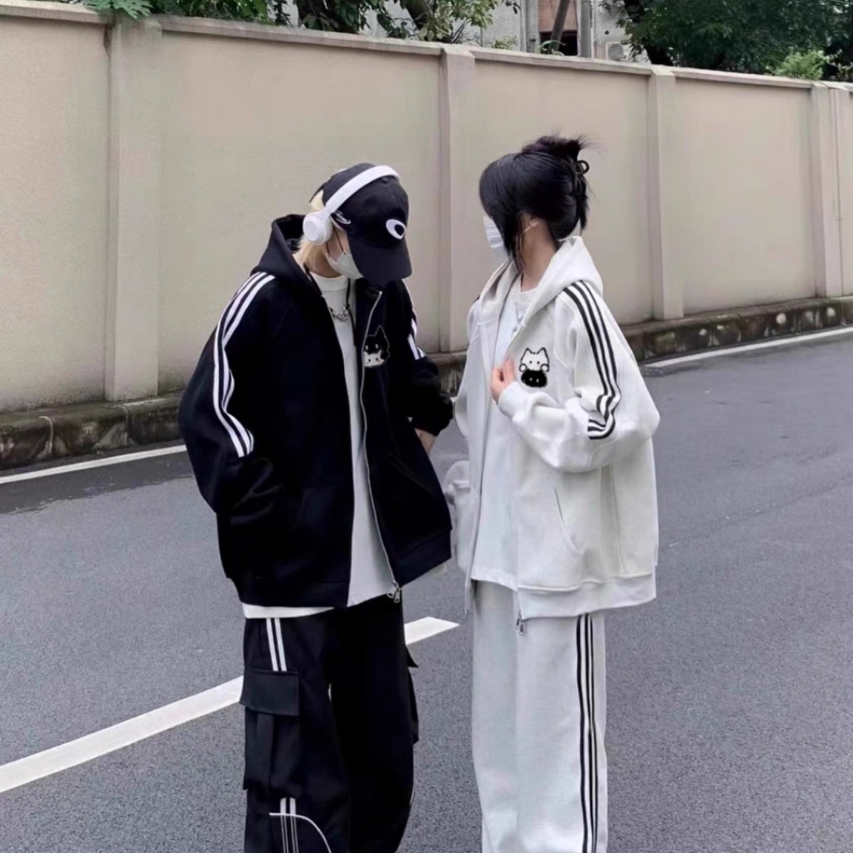 カップルペアルック 寄り添う白黒キャット ジップパーカー