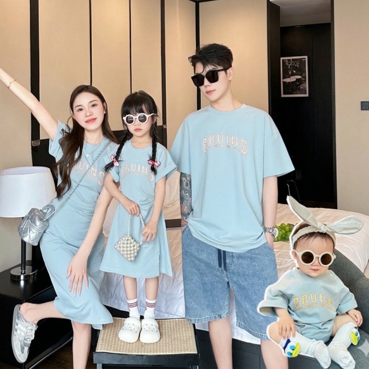 親子ペアルック 爽やかブルー カレッジロゴ風 Tシャツ・ワンピース・ロンパース