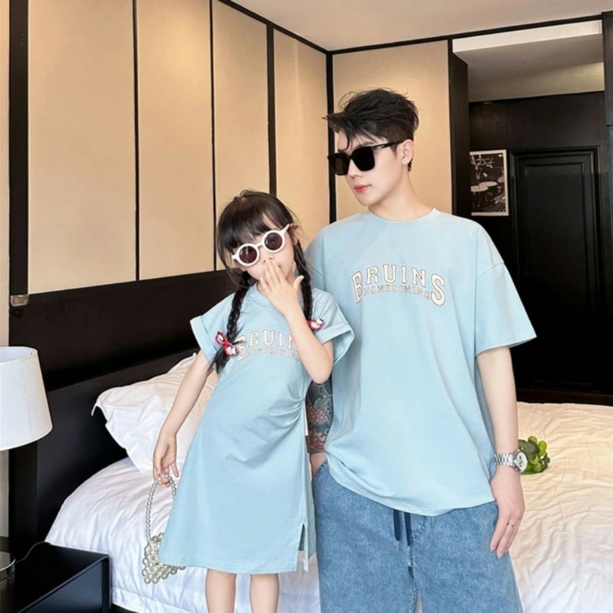 親子ペアルック 爽やかブルー カレッジロゴ風 Tシャツ・ワンピース・ロンパース