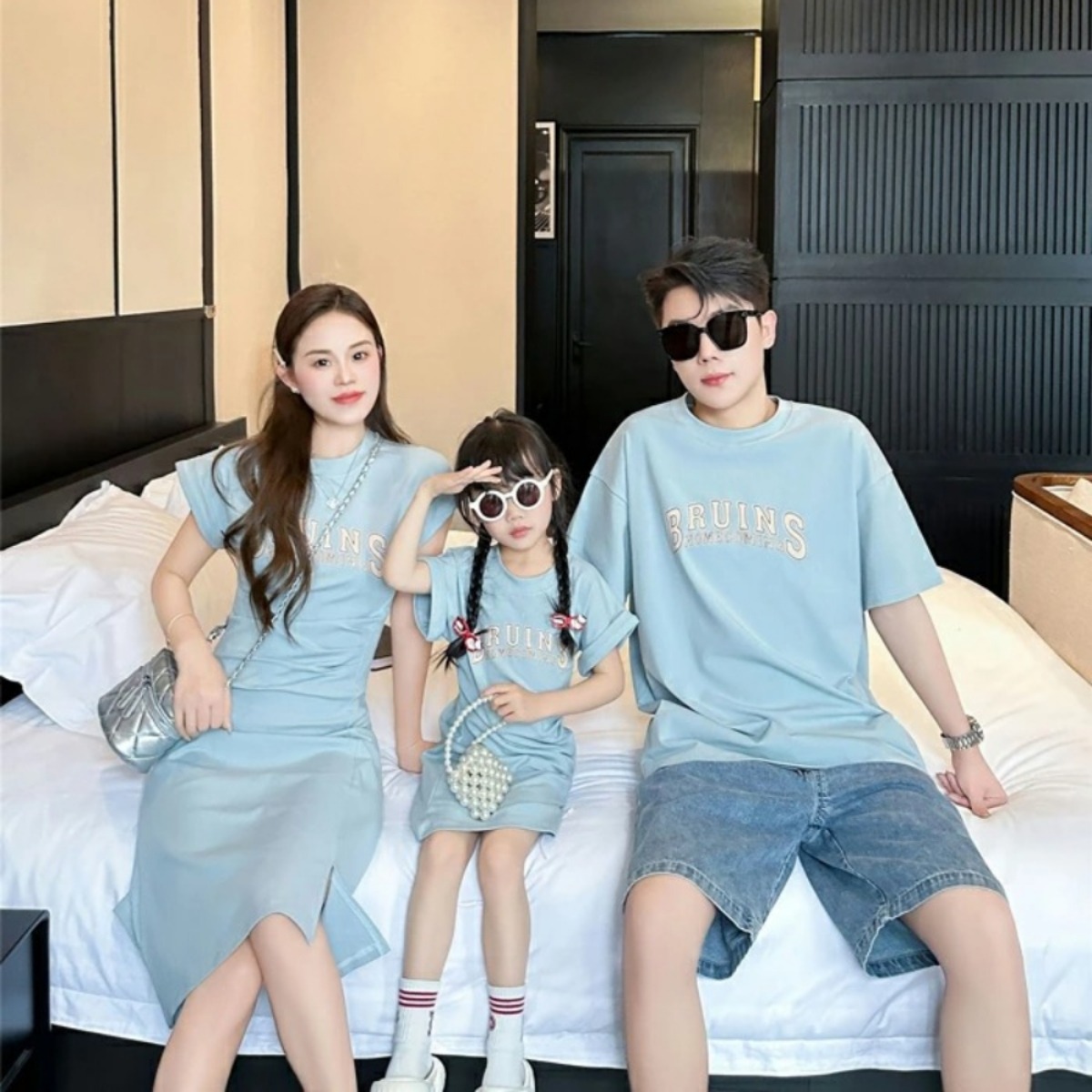 親子ペアルック 爽やかブルー カレッジロゴ風 Tシャツ・ワンピース・ロンパース