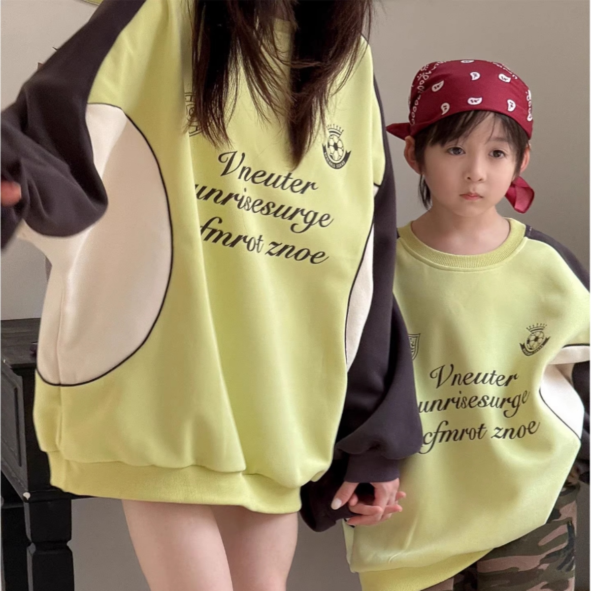 親子ペアルック バイカラーサイドライン ロゴトレーナー