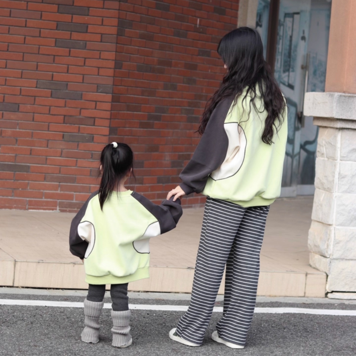 親子ペアルック バイカラーサイドライン ロゴトレーナー