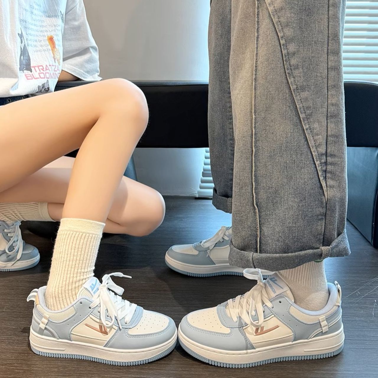 ペアルックノースカロライナブルー カップル向けホワイトスニーカー 