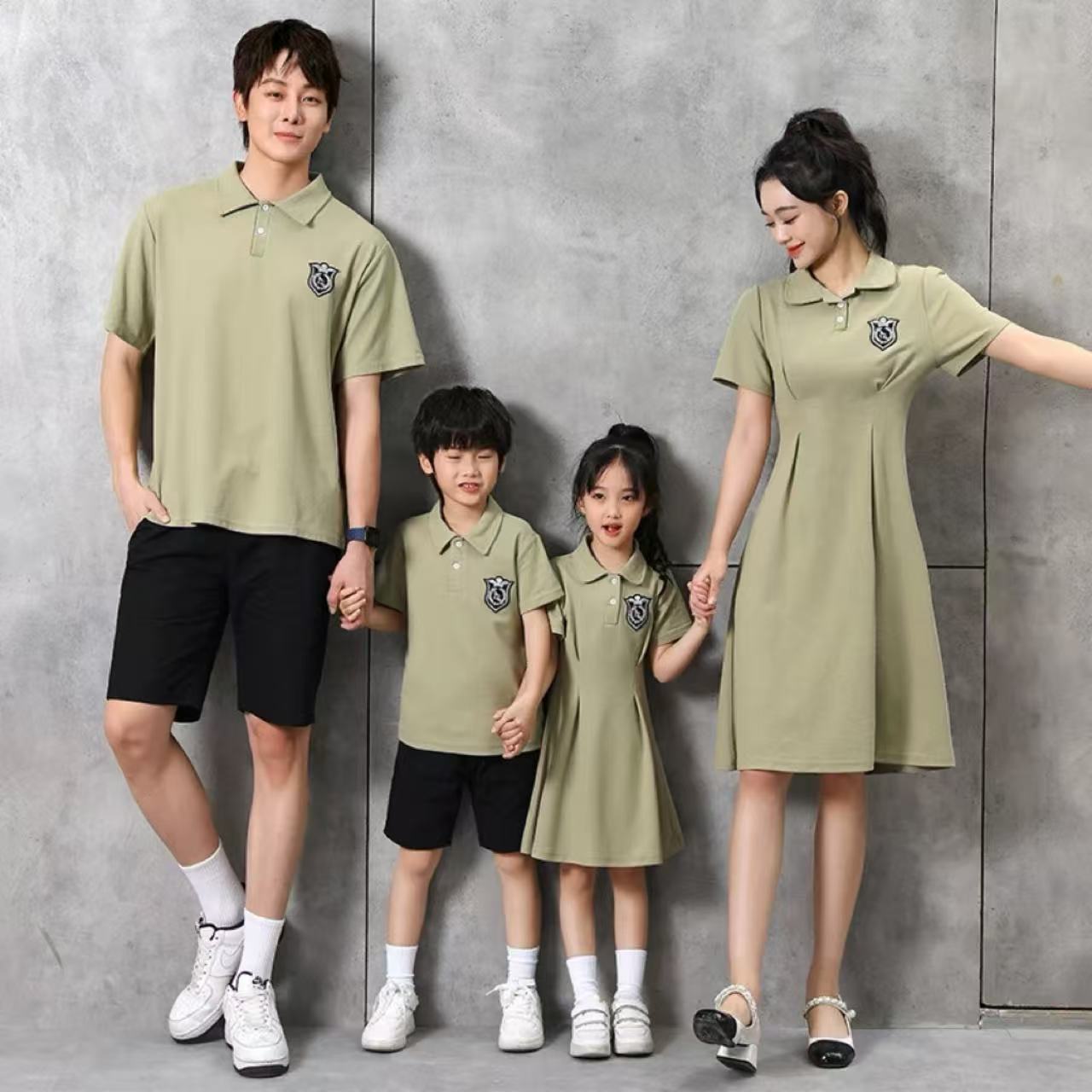 親子ペアルック カーキ×エンブレムで魅せる ポロTシャツ&ワンピース