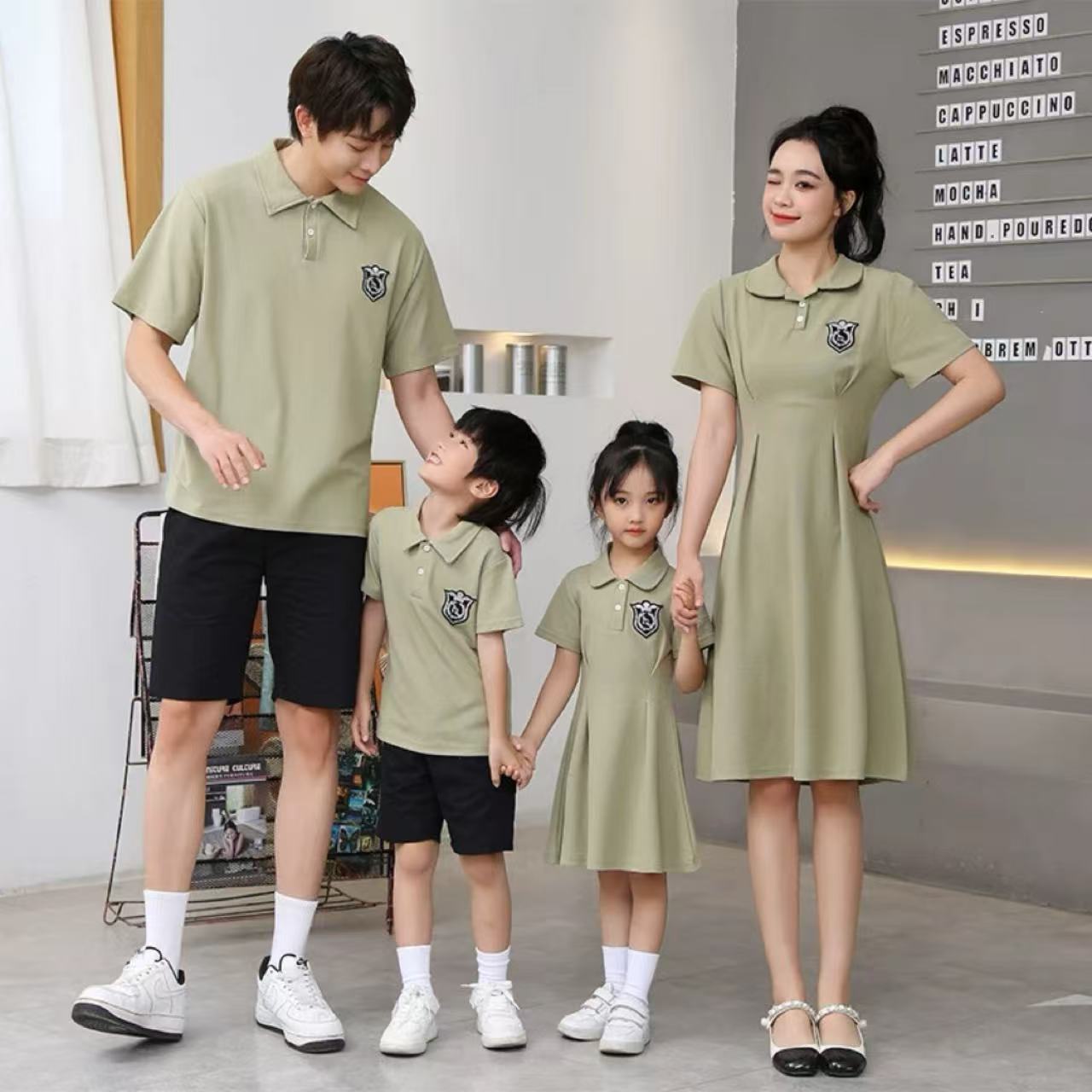 親子ペアルック カーキ×エンブレムで魅せる ポロTシャツ&ワンピース
