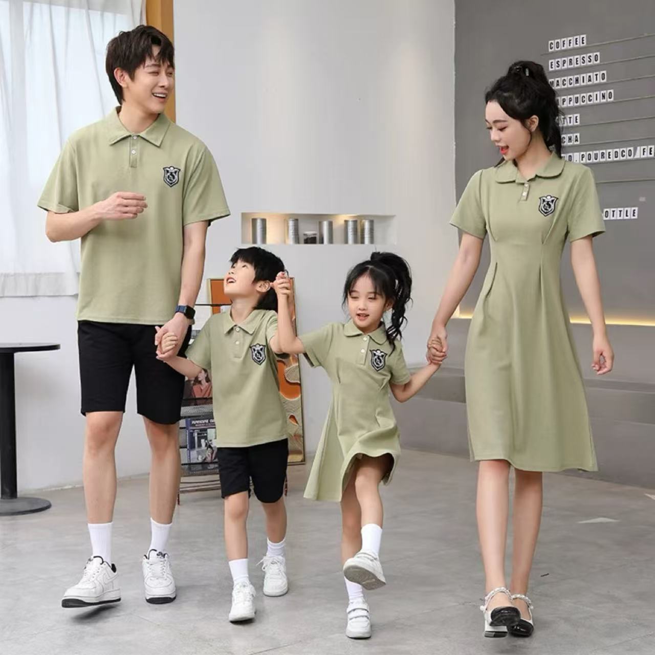親子ペアルック カーキ×エンブレムで魅せる ポロTシャツ&ワンピース